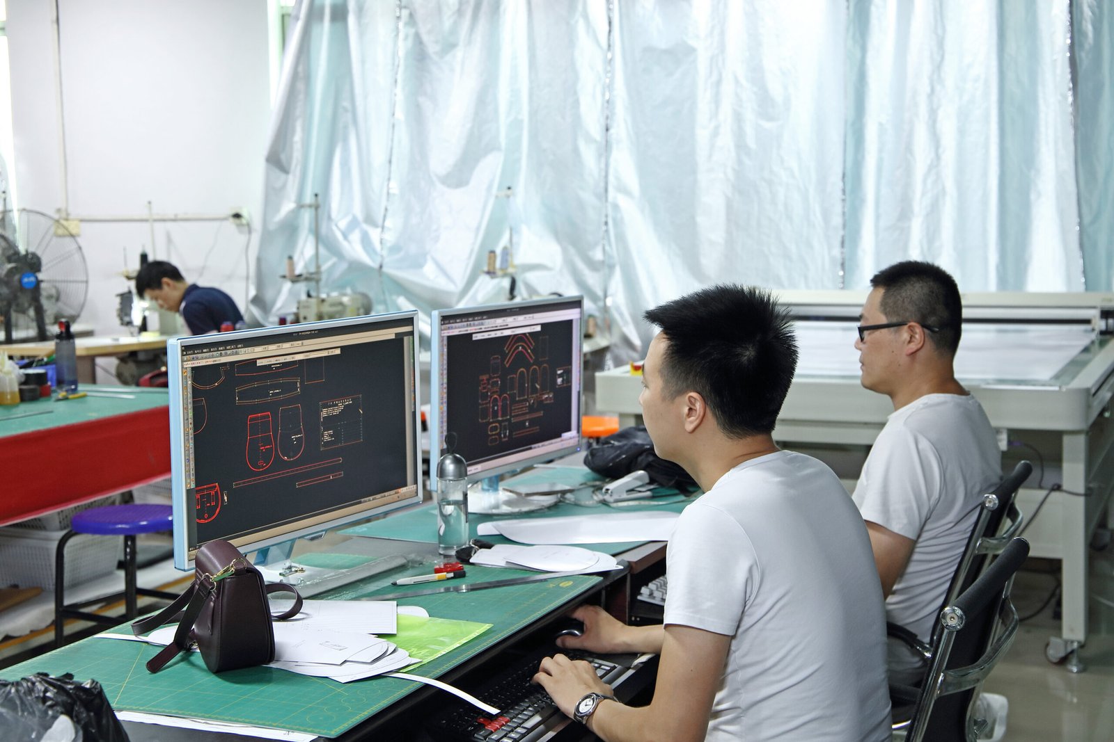 experienced custom bag manufacturing team at RONEER